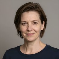 Портрет уверенного российского бизнесмена с дружелюбным взглядом на размытом нейтральном фоне в студии