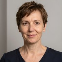 Портрет уверенного российского бизнесмена с дружелюбным взглядом на размытом нейтральном фоне в студии